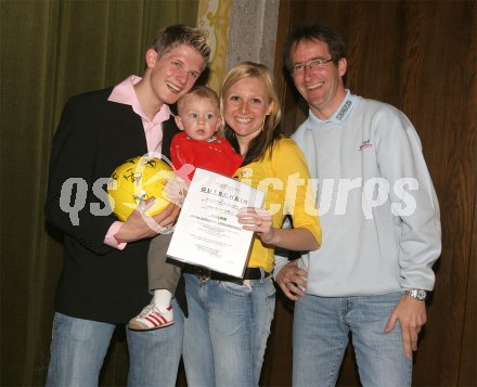 Schi, Ski, Nordisch, Schispringen, Thomas Morgenstern.Weltmeister im Mannschaftsspringen.Empfang in der Heimatgemeinde Seeboden.  Thomas Morgenstern mitFreundin Kristina, Patenkind Christian und Raika Kundenbetreuer. Seeboden, am 2.4.2005
---
pressefotos, pressefotografie, kuess, qs, qspictures, sport, bild, bilder, bilddatenbank