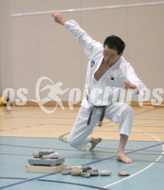 Tae Kwon Do. Jahresabschlusstraining unter der Leitung von Grossmeister Son Jong Ho. Klagenfurt, am 30.12.2006.
Foto: qspictures/Kuess
---
pressefotos, pressefotografie, kuess, qs, qspictures, sport, bild, bilder, bilddatenbank