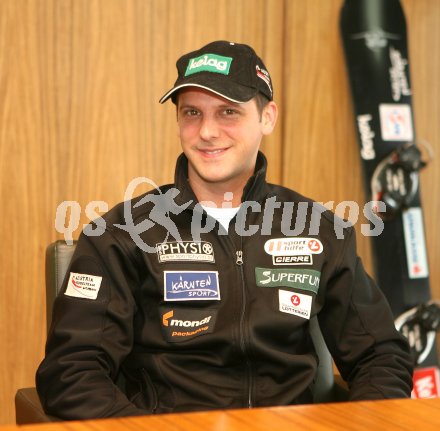 Pressekonferenz. Vertragsunterzeichnung Kelag - K?rnten Sport. Christian Schatz. Klagenfurt, am 26.2.2007.
Foto: Kuess
---
pressefotos, pressefotografie, kuess, qs, qspictures, sport, bild, bilder, bilddatenbank