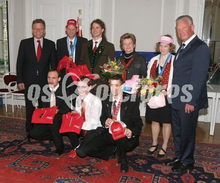 LHStv. Peter Ambrozy, Franziskus Schantl, Jonas Seebacher, K?the Konrad, Michaela Sabitzer und Landessportdirektor Reinhard Tellian.
Vorne von links: Christian Kraussnig, Andreas Wieser und Heinz Konrad.

---
pressefotos, pressefotografie, kuess, qs, qspictures, sport, bild, bilder, bilddatenbank