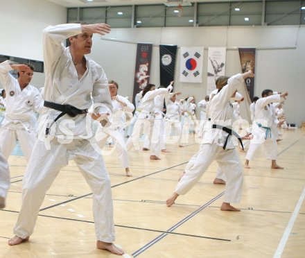 Tae Kwon Do. Jahresabschlusstraining unter der Leitung von Grossmeister Son Jong Ho. Klagenfurt, am 30.12.2006.
Foto: qspictures/Kuess
---
pressefotos, pressefotografie, kuess, qs, qspictures, sport, bild, bilder, bilddatenbank