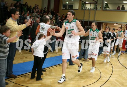 Basketball. W?rthersee Piraten gegen Gunners Oberwart. Jubel Piraten. Klagenfurt, am 10.3.2007.
Foto: Kuess
---
pressefotos, pressefotografie, kuess, qs, qspictures, sport, bild, bilder, bilddatenbank