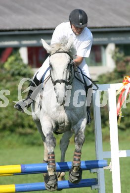 Reiten. Reitturnier Ehrenhausen. Alexander Pobaschnig auf Kings Cross. Landesverein l?ndl. Reiter, Ortsgr. Reiterhof Lenz. Klagenfurt, am 22.9.2006.
---
pressefotos, pressefotografie, kuess, qs, qspictures, sport, bild, bilder, bilddatenbank