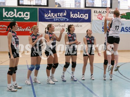 Volleyball Bundesliga Semifinale. Wildcats gegen Linz. Ritual vor dem Spiel. Von links: Martina Magnet, Sigrid Sumper, Patrycia Krenc, Eva Bolg, Maja Kaczmarek, Bernadeta Leper, Elena Kaaden. Klagenfurt, am 8.4.2005. 
---
pressefotos, pressefotografie, kuess, qs, qspictures, sport, bild, bilder, bilddatenbank