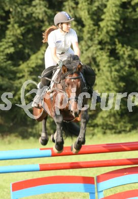 Reiten. Reitturnier Ehrenhausen. Skorianz-Jenull Andrea auf Bonte Balu. Union Reitverein Klagenfurt. Klagenfurt, am 22.9.2006.
---
pressefotos, pressefotografie, kuess, qs, qspictures, sport, bild, bilder, bilddatenbank