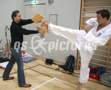 Tae Kwon Do. Jahresabschlusstraining unter der Leitung von Grossmeister Son Jong Ho.Bruchtest mit Sportlandesrat Wolfgang Schantl. Klagenfurt, am 30.12.2006.
Foto: qspictures/Kuess
---
pressefotos, pressefotografie, kuess, qs, qspictures, sport, bild, bilder, bilddatenbank