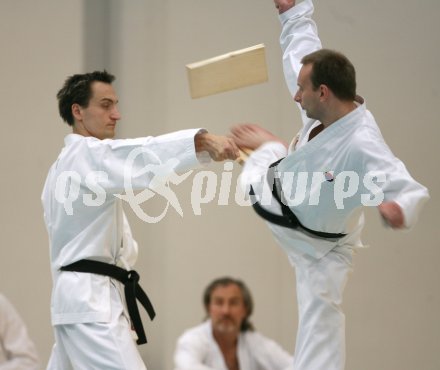 Tae Kwon Do. Jahresabschlusstraining unter der Leitung von Grossmeister Son Jong Ho. Klagenfurt, am 30.12.2006.
Foto: qspictures/Kuess
---
pressefotos, pressefotografie, kuess, qs, qspictures, sport, bild, bilder, bilddatenbank