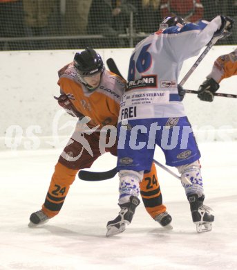 Eishockey Elite Liga. V?lkermarkt gegen Steindorf. Christof Grezko (V?lkermarkt), Christopher Frei (Steindorf). V?lkermarkt, am 13.1.2007.
Foto: Nadja Kuess  
---
pressefotos, pressefotografie, kuess, qs, qspictures, sport, bild, bilder, bilddatenbank