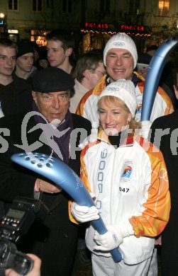 Olympischer Fackellauf. . Toni Polster mit Helmut Zilk (Altb?rgermeister von Wien) mit Ehefrau  Dagmar Koller. Klagenfurt, am 20.1.2006.
Foto: Kuess
---
pressefotos, pressefotografie, kuess, qs, qspictures, sport, bild, bilder, bilddatenbank