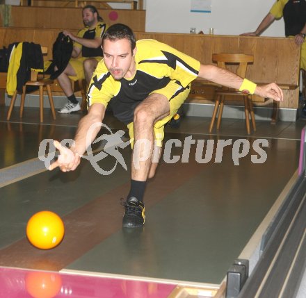 Kegeln. 2. Bundesliga. KSK Klagenfurt. Roman Leitner. Klagenfurt, am 4.11.2006.
Foto: Kuess
---
pressefotos, pressefotografie, kuess, qs, qspictures, sport, bild, bilder, bilddatenbank