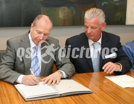 Pressekonferenz. Vertragsunterzeichnung Kelag - K?rnten Sport. Kelag Vorstandsdirektor DKfm. Hans-Joachim Jung, Landessportdirektor Reinhard Tellian. Klagenfurt, am 26.2.2007.
Foto: Kuess
---
pressefotos, pressefotografie, kuess, qs, qspictures, sport, bild, bilder, bilddatenbank