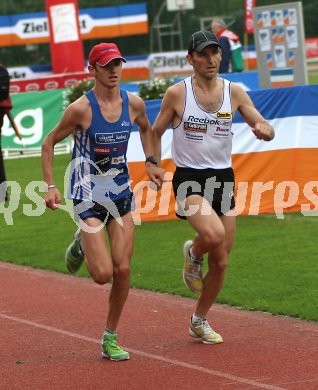 Leichtathletik. Markus Hohenwarter und Erich Kokaly verbesserten in Wolfsberg den K?rntner Rekord im Einstundenlauf. Hand in Hand liefen sie die letzten Meter. Wolfsberg, am 26.8.2005.
Foto: Kuess


---
pressefotos, pressefotografie, kuess, qs, qspictures, sport, bild, bilder, bilddatenbank