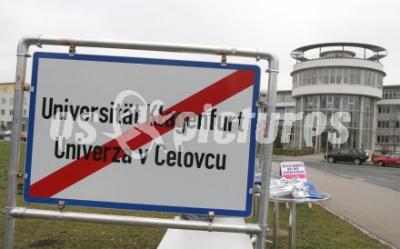 Zweisprachige Beschriftung bei der Alpe Adria Universit?t Klagenfurt. Klagenfurt, am 7.12.2004.
---
pressefotos, pressefotografie, kuess, qs, qspictures, sport, bild, bilder, bilddatenbank