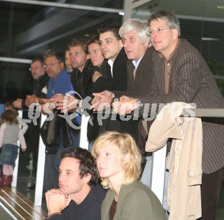 Volleyball MEVZA. ATSC Wildcats gegen Slavia Bratislava. Blick in die Zuschauerr?nge. Landtagsabgeordneter Peter Kaiser. Klagenfurt, am 4.11.2006.
Foto: Kuess
---
pressefotos, pressefotografie, kuess, qs, qspictures, sport, bild, bilder, bilddatenbank