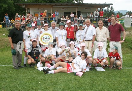 Die M?dels der DSG Ferlach (Red Fire Girls) gewannen den K?rntner Meistertitel in der Kleinfeldfussballmeisterschaft. Ehrung durch den Pr?sidenten des K?rntner Fussballverbandes Thomas Partl.
---
pressefotos, pressefotografie, kuess, qs, qspictures, sport, bild, bilder, bilddatenbank