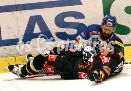 Eishockey Bundesliga. VSV gegen Vienna Capitals. Markus Peintner (VSV), David Schuller  (Caps). Villach, am 9.3.2007.
Foto: Kuess
---
pressefotos, pressefotografie, kuess, qs, qspictures, sport, bild, bilder, bilddatenbank