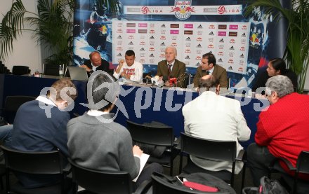 Pressekonferenz Red Bull Salzburg. Giovanni Trapattoni. Salzburg, am 8.3.2007. Foto: Kuess
---
pressefotos, pressefotografie, kuess, qs, qspictures, sport, bild, bilder, bilddatenbank