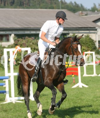 Reiten. Reitturnier Ehrenhausen. Klaus Hernler auf Unapaloma. Reitverein Sumperhof. Klagenfurt, am 22.9.2006.
---
pressefotos, pressefotografie, kuess, qs, qspictures, sport, bild, bilder, bilddatenbank