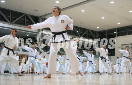 Tae Kwon Do. Jahresabschlusstraining unter der Leitung von Grossmeister Son Jong Ho. Klagenfurt, am 30.12.2006.
Foto: qspictures/Kuess
---
pressefotos, pressefotografie, kuess, qs, qspictures, sport, bild, bilder, bilddatenbank