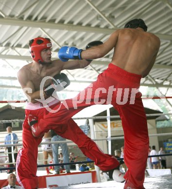 Kickboxen. Staatsmeisterschaft. Dejan Milicevic (roter Kopfschutz),(Klagenfurt Fight Club) gegen Roland Pferschl (Graz KBC). Velden, am 23.6.2006.
Foto: Kuess
---
pressefotos, pressefotografie, kuess, qs, qspictures, sport, bild, bilder, bilddatenbank