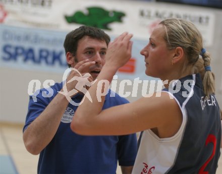 Volleyball Bundesliga Semifinale. Trainer Helmut Voggenberger und Bernadeta Leper.Wildcats gegen Linz. Klagenfurt, am 8.4.2005.


---
pressefotos, pressefotografie, kuess, qs, qspictures, sport, bild, bilder, bilddatenbank