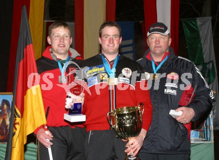 Eissch?tzen EM im Weitschiessen am Goggausee bei Feldkirchen in K?rnten. Siegerehrung des Einzelbewerbes. Von links Englbrecht (Deutschland 2.), Bernhard Patschg (?sterreich 1.) und Johann Gruber ?sterreich 3.) Goggausee, am 22.1.2005.
---
pressefotos, pressefotografie, kuess, qs, qspictures, sport, bild, bilder, bilddatenbank