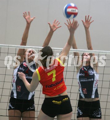 Volleyball Bundesliga Semifinale. Bernadeta Leper und Martina Magnet beim Block. Wildcats gegen Linz. Klagenfurt, am 8.4.2005.


---
pressefotos, pressefotografie, kuess, qs, qspictures, sport, bild, bilder, bilddatenbank