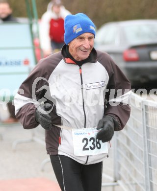 Klagenfurter Adventlauf. K?rntner Meisterschaft ?ber 10 Kilometer. Hans Plajer (KLC). Klagenfurt, am 3.12.2006.
Foto: Kuess
---
pressefotos, pressefotografie, kuess, qs, qspictures, sport, bild, bilder, bilddatenbank