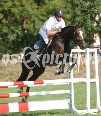 Reiten. Reitturnier Ehrenhausen. Klaus Hernler auf Unapaloma. Reitverein Sumperhof. Klagenfurt, am 22.9.2006.
---
pressefotos, pressefotografie, kuess, qs, qspictures, sport, bild, bilder, bilddatenbank