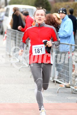 Klagenfurter Adventlauf. K?rntner Meisterschaft ?ber 10 Kilometer. Achim M?rtl. Klagenfurt, am 3.12.2006.
Foto: Kuess
---
pressefotos, pressefotografie, kuess, qs, qspictures, sport, bild, bilder, bilddatenbank