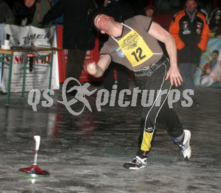 Eissch?tzen EM im Weitschiessen am Goggausee bei Feldkirchen in K?rnten. Der Salzburger Bernhard Patschg wurde Europameister. Goggausee, am 22.1.2005.
---
pressefotos, pressefotografie, kuess, qs, qspictures, sport, bild, bilder, bilddatenbank