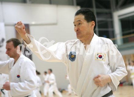 Tae Kwon Do. Jahresabschlusstraining unter der Leitung von Grossmeister Son Jong Ho. Klagenfurt, am 30.12.2006.
Foto: qspictures/Kuess
---
pressefotos, pressefotografie, kuess, qs, qspictures, sport, bild, bilder, bilddatenbank