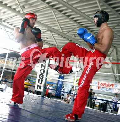 Kickboxen. Staatsmeisterschaft. Dejan Milicevic (roter Kopfschutz),(Klagenfurt Fight Club) gegen Roland Pferschl (Graz KBC). Velden, am 23.6.2006.
Foto: Kuess
---
pressefotos, pressefotografie, kuess, qs, qspictures, sport, bild, bilder, bilddatenbank