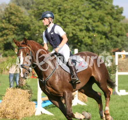 Reiten. Reitturnier Ehrenhausen. Philipp Hattenberger auf Market Mate. Reitverein Teurnia. Klagenfurt, am 22.9.2006.
---
pressefotos, pressefotografie, kuess, qs, qspictures, sport, bild, bilder, bilddatenbank