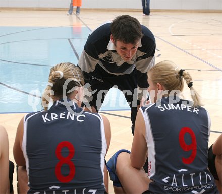 Volleyball Bundesliga Semifinale. Wildcats gegen Linz. Trainer Helmut Voggenberger beschw?rt seine Spielerinnen Patrycia Krenc und Sigrid Sumper. Klagenfurt, am 8.4.2005.
---
pressefotos, pressefotografie, kuess, qs, qspictures, sport, bild, bilder, bilddatenbank