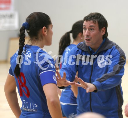 Volleyball Damen MEVZA. ATSC Wildcats gegen Senica. Kerstin Pichler, Trainer Helmut Voggenberger (Wildcats).  Klagenfurt, am 15.12.2006.
Foto: Kuess
---
pressefotos, pressefotografie, kuess, qs, qspictures, sport, bild, bilder, bilddatenbank