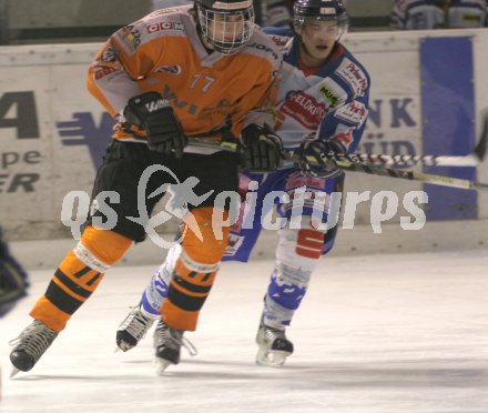 Eishockey Elite Liga. V?lkermarkt gegen Steindorf. Christofer Petritsch (V?lkermarkt), Alessandro Ranftl (Steindorf). V?lkermarkt, am 13.1.2007.
Foto: Nadja Kuess  
---
pressefotos, pressefotografie, kuess, qs, qspictures, sport, bild, bilder, bilddatenbank