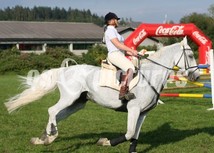 Reiten. Reitturnier Ehrenhausen. Birgit Peintner auf Carthago. Landesvereinl?ndl. Reiter, OG Maria Rain. Klagenfurt, am 22.9.2006.
---
pressefotos, pressefotografie, kuess, qs, qspictures, sport, bild, bilder, bilddatenbank