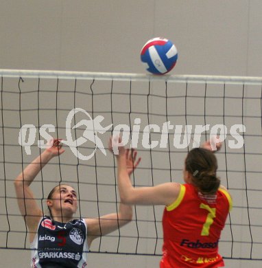 Volleyball Bundesliga Semifinale. Wildcats gegen Linz. Maja Kaczmarek blickt auf den Ball, der das Netz entlang rollt. Klagenfurt, am 8.4.2005.
---
pressefotos, pressefotografie, kuess, qs, qspictures, sport, bild, bilder, bilddatenbank