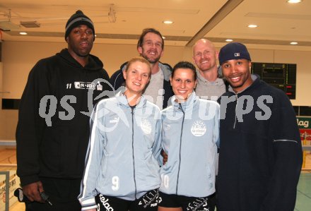 Volleyball Bundesliga Semifinale. Wildcats. Regelm??ige Besucher bei den Wildcats sind die Spieler der W?rthersee Piraten. Ronald Mingo, Mike Coffi, Thomas Kelley mit Sigrid Sumper und Mojca Dolinar.
---
pressefotos, pressefotografie, kuess, qs, qspictures, sport, bild, bilder, bilddatenbank