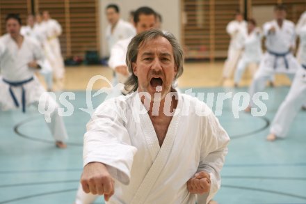 Tae Kwon Do. Jahresabschlusstraining unter der Leitung von Grossmeister Son Jong Ho. Klagenfurt, am 30.12.2006.
Foto: qspictures/Kuess
---
pressefotos, pressefotografie, kuess, qs, qspictures, sport, bild, bilder, bilddatenbank