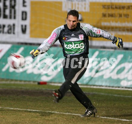 Fussball. ?FB Cup. FC K?rnten gegen Red Bull Salzburg. Peter Reiter (FCK). KLagenfurt, am 13.3.2007.
Foto: Kuess
---
pressefotos, pressefotografie, kuess, qs, qspictures, sport, bild, bilder, bilddatenbank