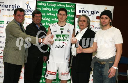 Basketball Bundesliga. Spieler des Abends wurde Andreas Kuttnig. Klagenfurt, am 26.2.2006.
---
pressefotos, pressefotografie, kuess, qs, qspictures, sport, bild, bilder, bilddatenbank