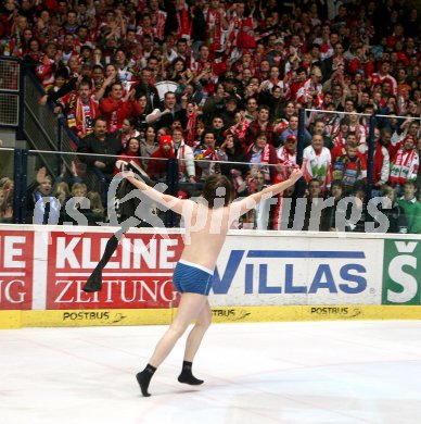 Eishockey Bundesliga. VSV gegen KAC. Flitzer nach dem Spiel. Villach, am 11.3.2007.
Foto: Kuess
---
pressefotos, pressefotografie, kuess, qs, qspictures, sport, bild, bilder, bilddatenbank