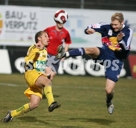 Fussball ?FB Cup. FC K?rnten gegen Red Bull Salzburg. Juan Carlos Zuleta (FCK), Karel Pitak (Salzburg). Klagenfurt, am 13.3.2007.
Foto: Kuess 
---
pressefotos, pressefotografie, kuess, qs, qspictures, sport, bild, bilder, bilddatenbank