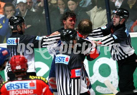 Eishockey Bundesliga. VSV gegen KAC. Rauferei.Johannes Kirisits (KAC), Gilbert K?hn (VSV). Villach, am 11.3.2007.
Foto: Kuess
---
pressefotos, pressefotografie, kuess, qs, qspictures, sport, bild, bilder, bilddatenbank