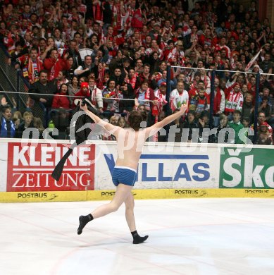 Eishockey Bundesliga. VSV gegen KAC. Flitzer nach dem Spiel. Villach, am 11.3.2007.
Foto: Kuess
---
pressefotos, pressefotografie, kuess, qs, qspictures, sport, bild, bilder, bilddatenbank