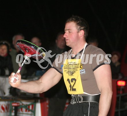 Eissch?tzen EM im Weitschiessen am Goggausee bei Feldkirchen in K?rnten. Der Salzburger Bernhard Patschg wurde Europameister. Goggausee, am 22.1.2005.
---
pressefotos, pressefotografie, kuess, qs, qspictures, sport, bild, bilder, bilddatenbank