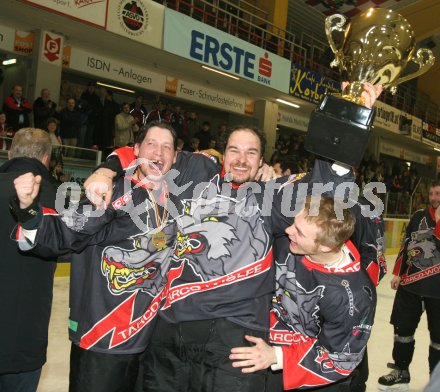 Eishockey Elite Liga. Tarco W?lfe Meister 2004/05. Cece Czechner, Bruno Tarmann. Klagenfurt, am 23.3.2005.
---
pressefotos, pressefotografie, kuess, qs, qspictures, sport, bild, bilder, bilddatenbank