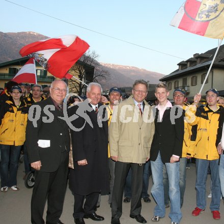 Schi, Ski, Nordisch, Schispringen, Thomas Morgenstern.Weltmeister im Mannschaftsspringen.Empfang in der Heimatgemeinde Seeboden. Von links: Schiverbandsvizepr?sident Anton Leikam, LHStv. Peter Ambrozy, Thomas Morgenstern mit Mitgliedern des Fanclubs. Seeboden, am 2.4.2005.
---
pressefotos, pressefotografie, kuess, qs, qspictures, sport, bild, bilder, bilddatenbank
